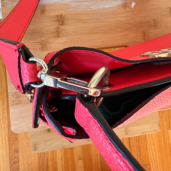 GUESS Large Uptown Chic Turnlock satchel vibrant pink - Picture 6 of 11